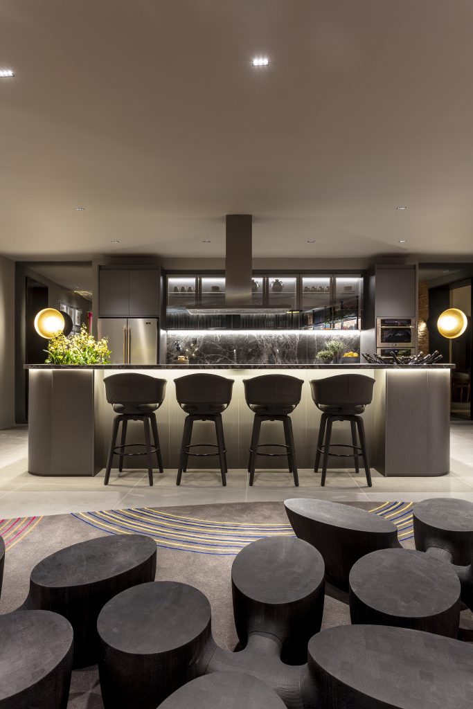 Um espaço para viver encontros, sabores e memórias. ✨ O Spot Lounge Gourmet, assinado pelo arquiteto Flávio Moura na mostra CasasConceito, traz a inspiração dos lofts de Londres e Nova York em um ambiente que une afeto, autenticidade e design sofisticado. A cozinha integrada é o coração do projeto: funcional e acolhedora, transforma momentos em experiências inesquecíveis. 🍷 👉 Descubra como a Finger valoriza cada detalhe para criar ambientes que celebram o viver. Mostra CasasConceito | Ambiente Lounge Gourmet | Salvador Bahia