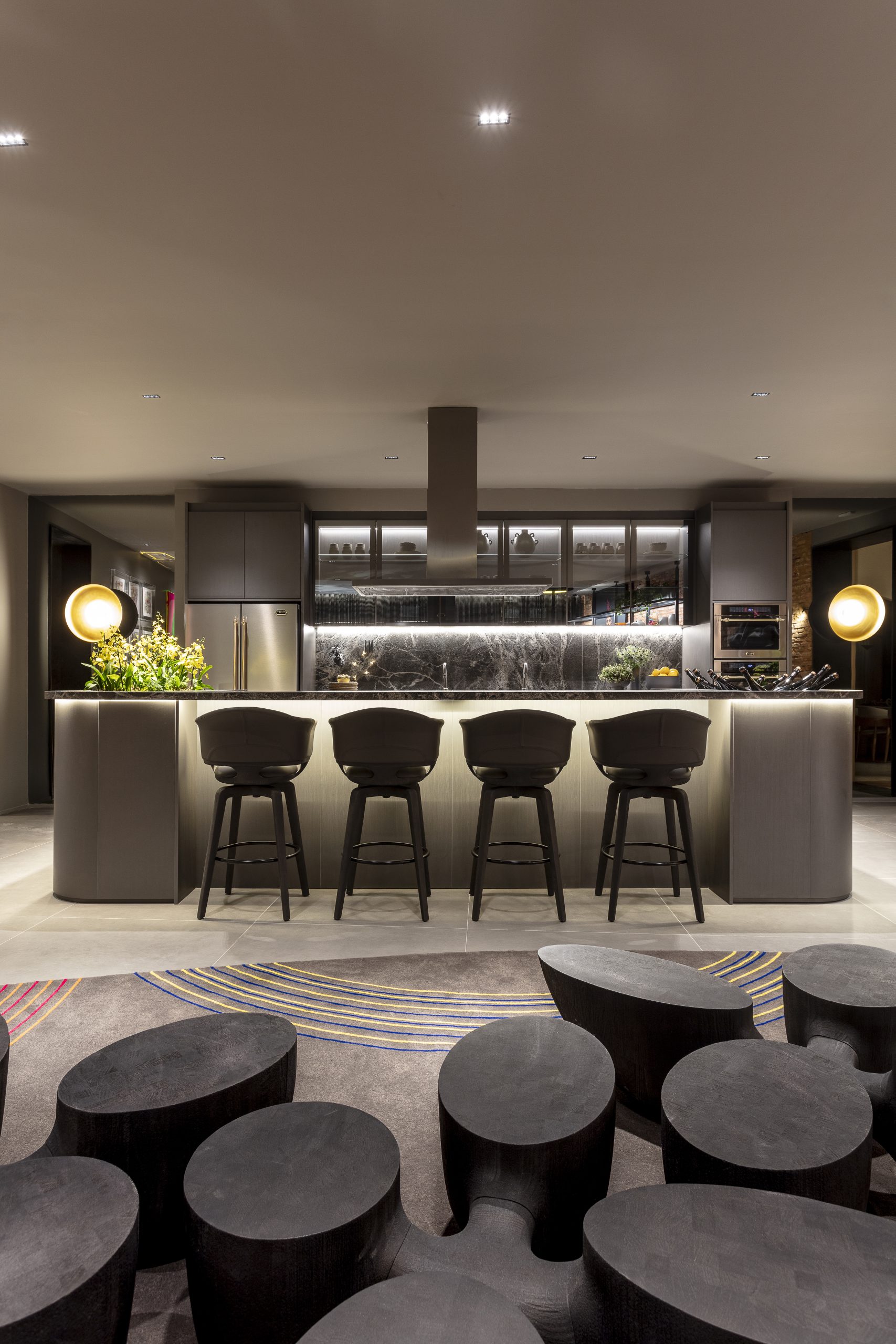 Um espaço para viver encontros, sabores e memórias. ✨ O Spot Lounge Gourmet, assinado pelo arquiteto Flávio Moura na mostra CasasConceito, traz a inspiração dos lofts de Londres e Nova York em um ambiente que une afeto, autenticidade e design sofisticado. A cozinha integrada é o coração do projeto: funcional e acolhedora, transforma momentos em experiências inesquecíveis. 🍷 👉 Descubra como a Finger valoriza cada detalhe para criar ambientes que celebram o viver. Mostra CasasConceito | Ambiente Lounge Gourmet | Salvador Bahia