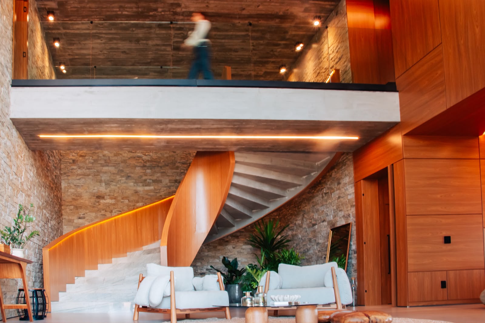 Escada Orgânica revestida em padrão Freijó. Obra com mix de materiais estilo contemporâneo rústico. Design de interiores de alto padrão