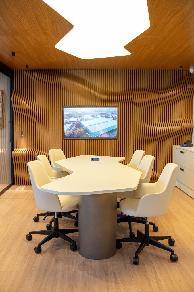 design de interiores - Office com bancada curva e painéis tridimensionais