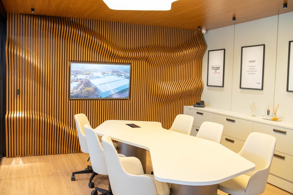 design de interiores - Office com bancada curva e painéis tridimensionais