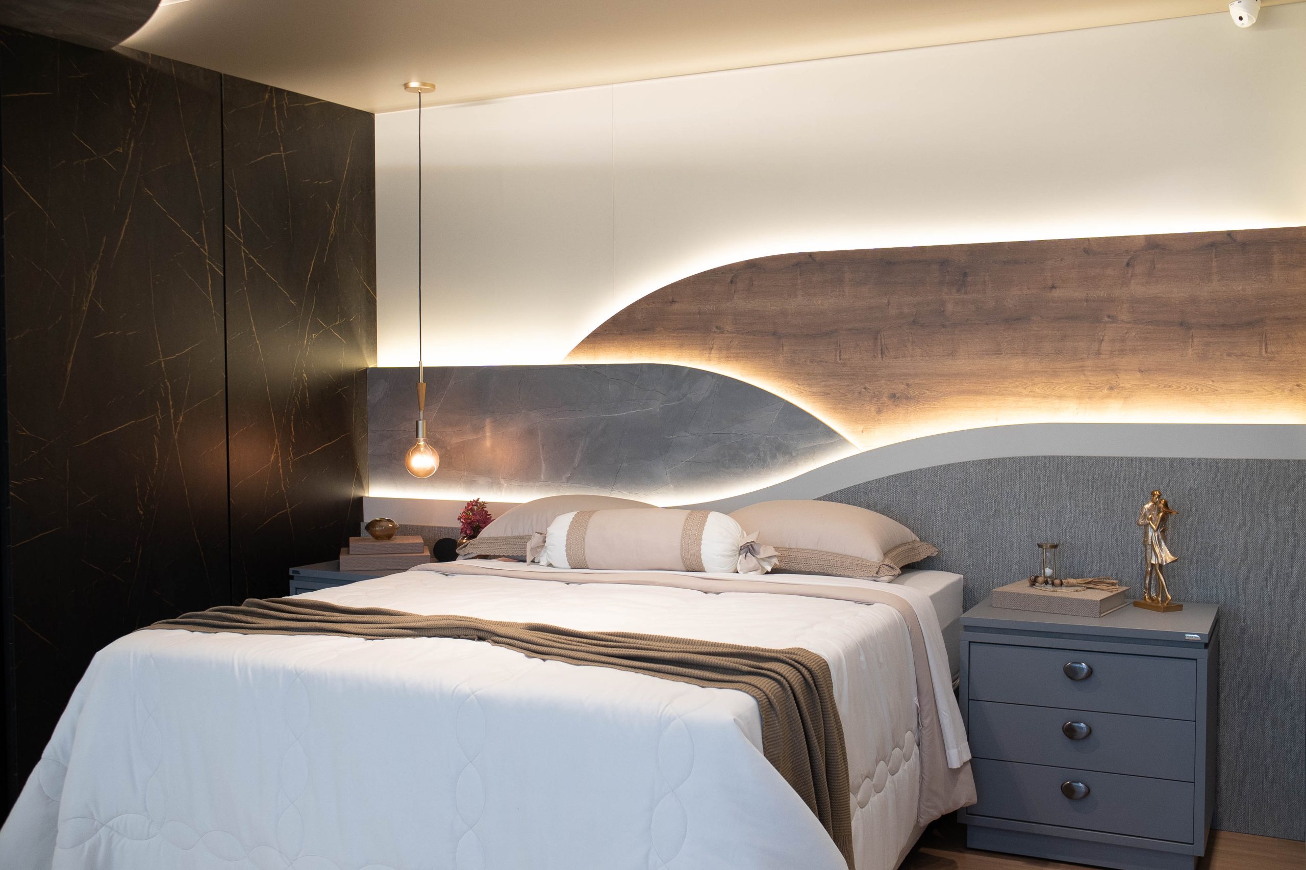 design de interiores-Dormitório Planejado de Alto Padrão - com cabeceira orgânica e curva