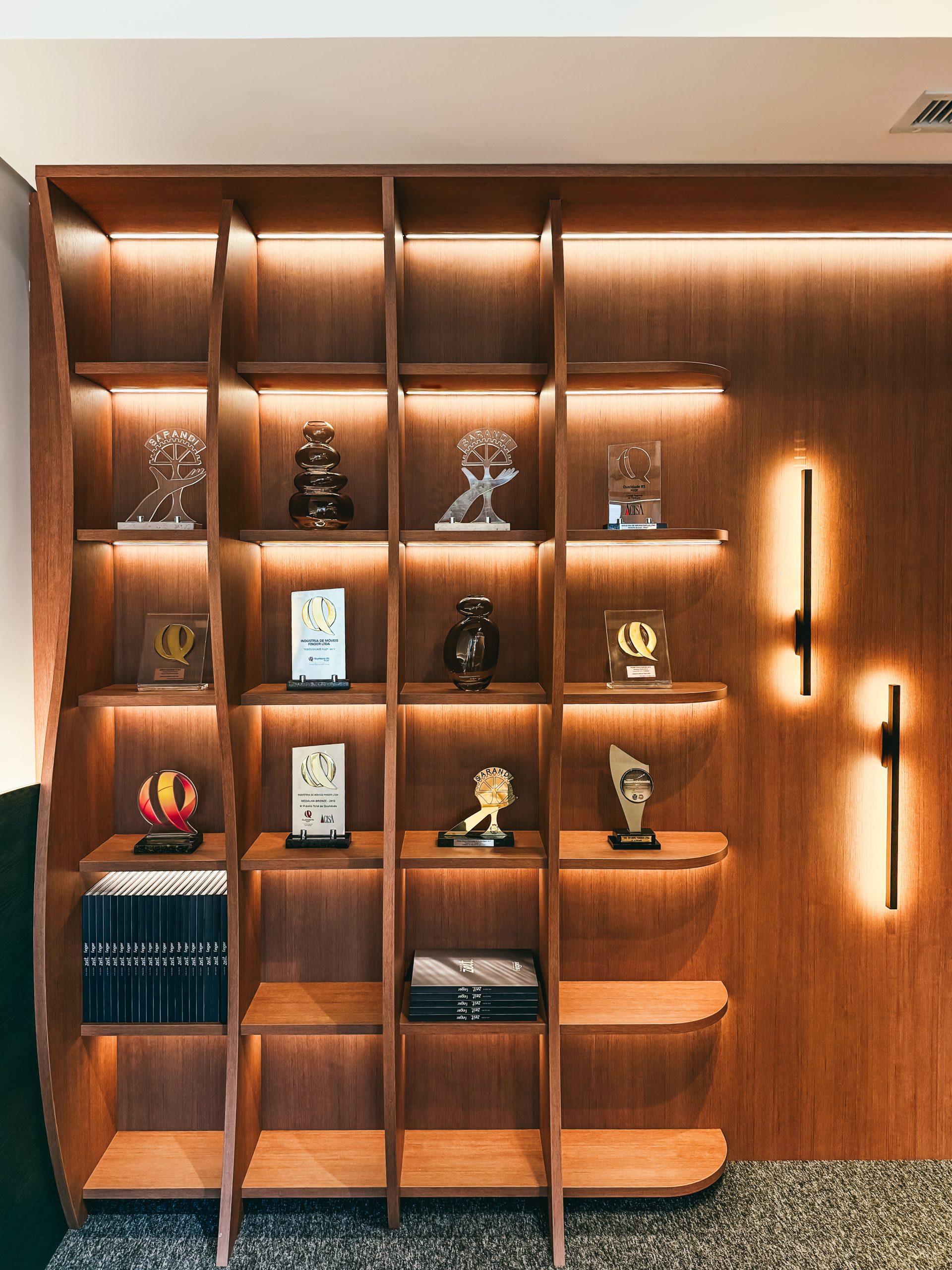 Biblioteca com formas orgânicas. Linha Kurve - Padrão Honig com iluminação embutida
