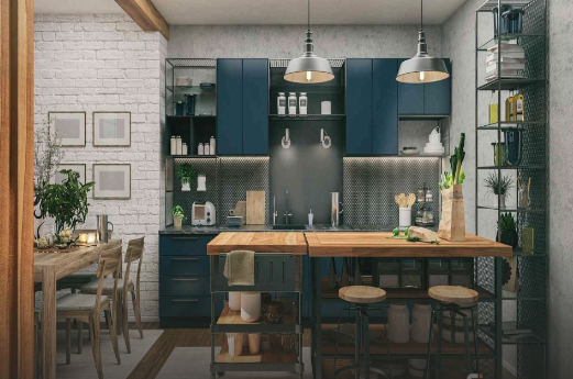 Espaço industrial com texturas de madeira, metal e tijolo exposto. Os armários do espaço gourmet industrial são azuis escuros e contrastam com os eletrodomésticos de aço inoxidável e as prateleiras abertas que exibem vários utensílios e ingredientes.