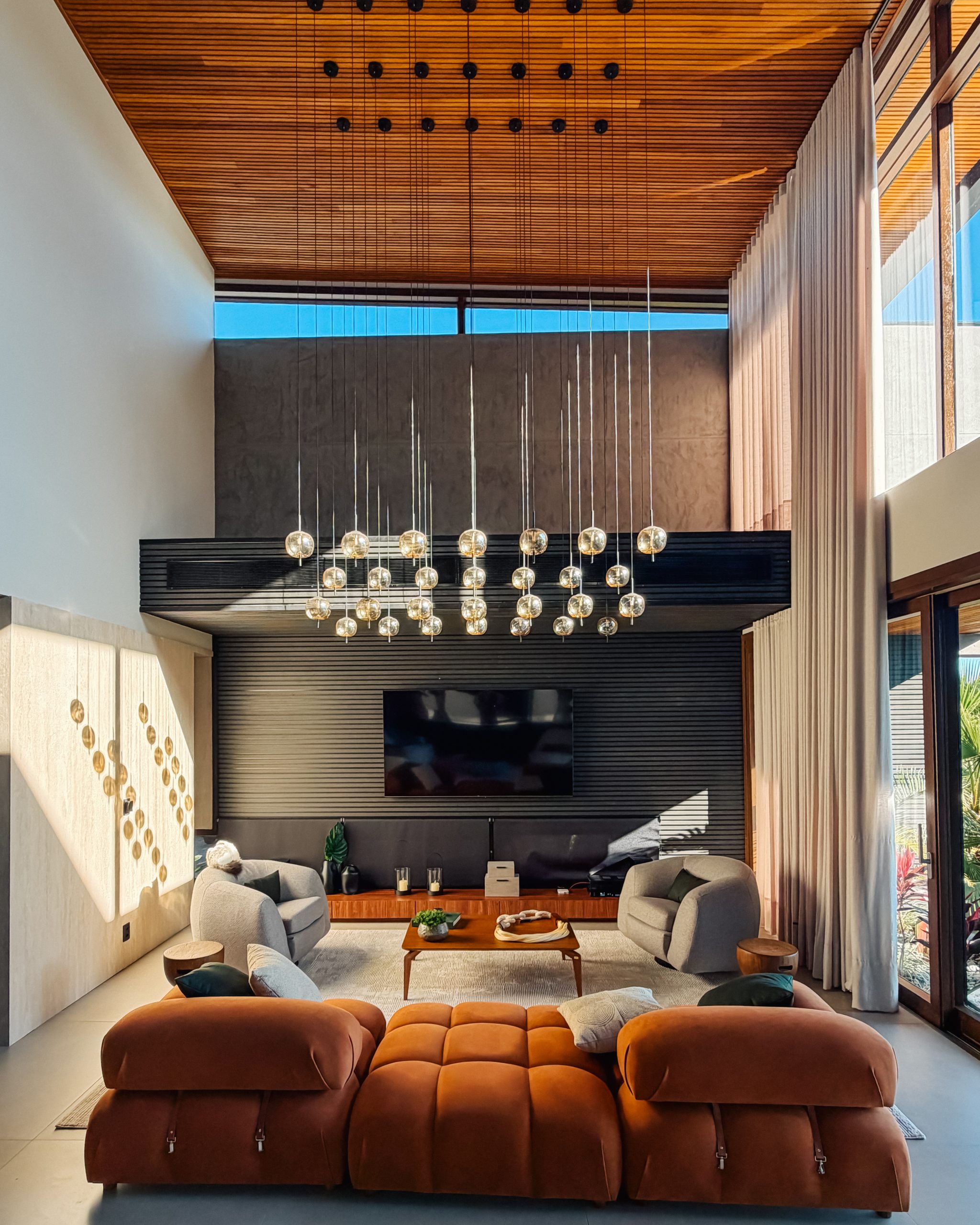 Living Ambiente Pet Friendly - Gato - living sofisticado em tons escuros com madeira e terracota