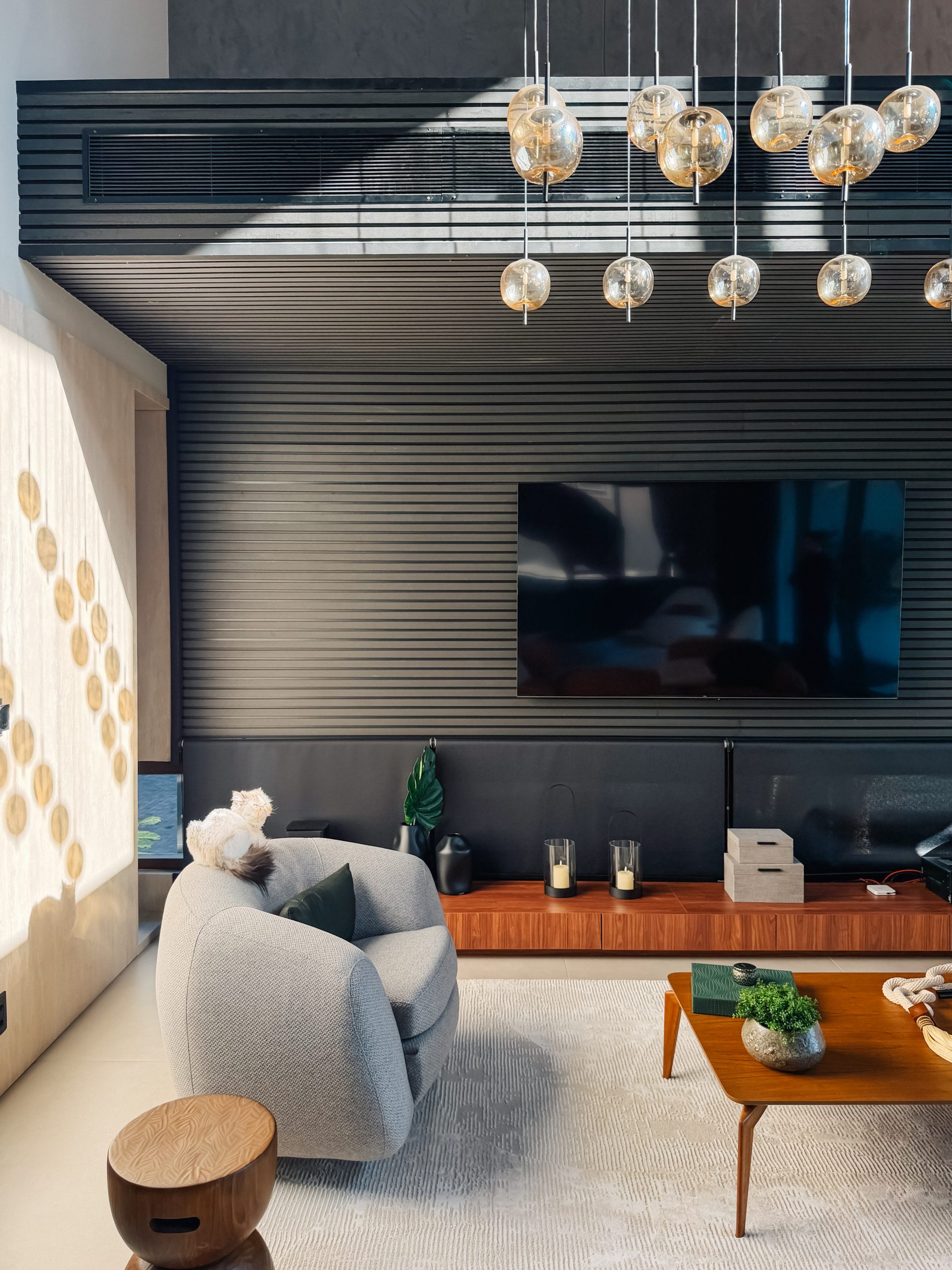 Living Ambiente Pet Friendly - Gato - living sofisticado em tons escuros com madeira e terracota