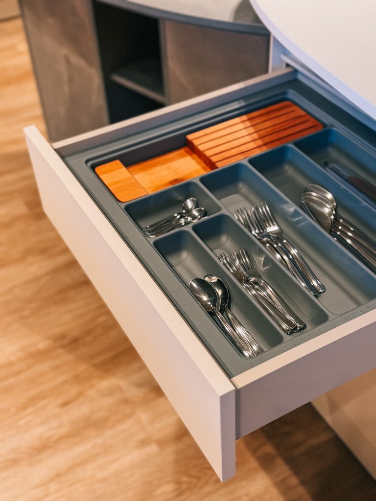 Organizador de cozinha - divisor de talheres cinza com madeira - zeithaus