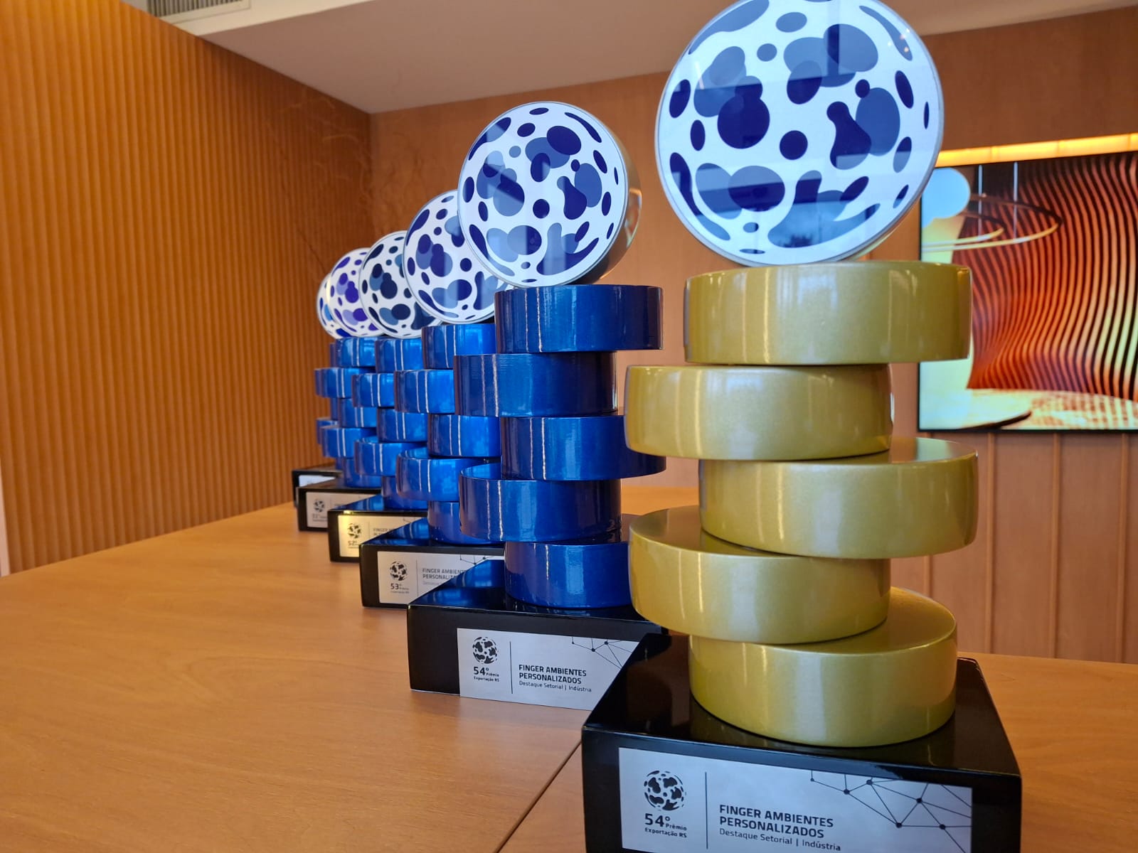 Foto mostra os troféus das cinco vezes consecutivas que a Finger foi vencedora do Prêmio Exportação RS e o troféu outro
