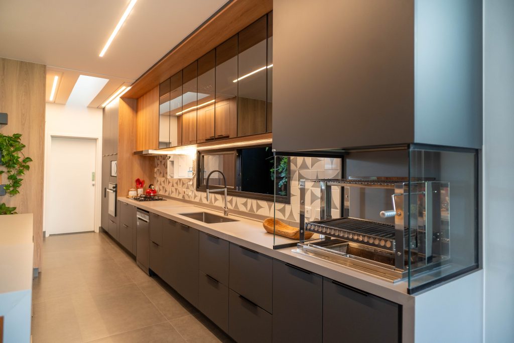 Armário aéreo de cozinha - organização e otimização no armazenamento de louças, utensílios e alimentos.