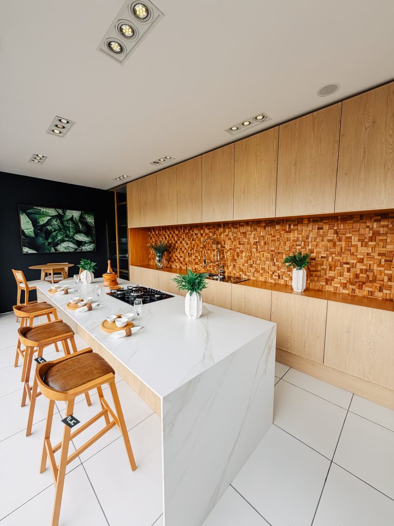 Cozinha em estilo contemporâneo com toque natural com ilha + madeira maciça + Frame Nord