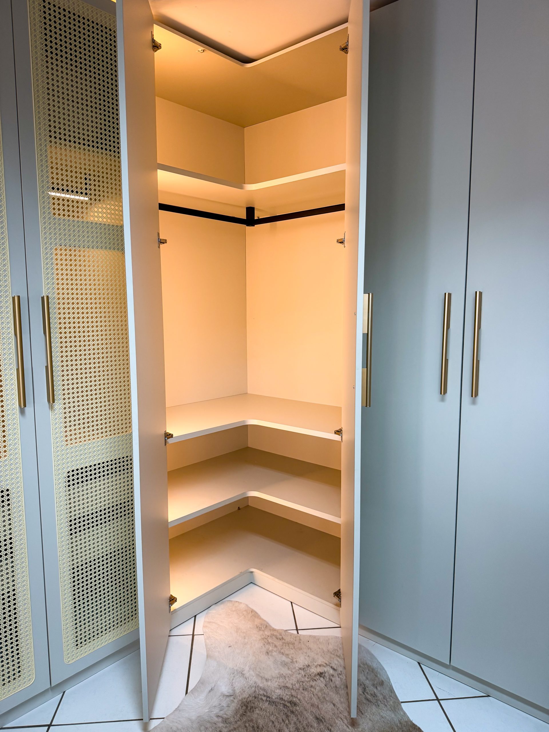 Roupeiro de canto planejado. Closet