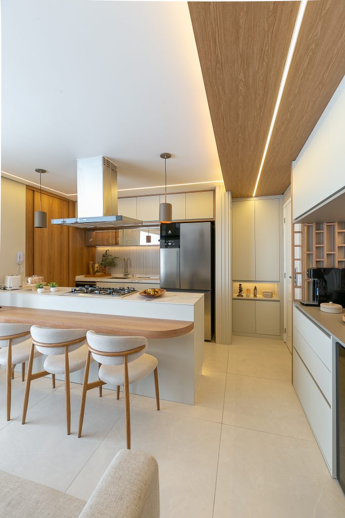 Balcão de Cozinha com Ilha, bancada para lanches rápidos, dispensa, adega e espaço de café.