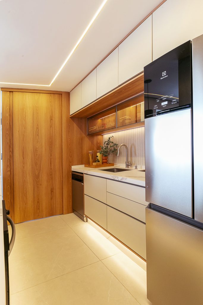 Balcão de Cozinha com Ilha, bancada para lanches rápidos, dispensa, adega e espaço de café.