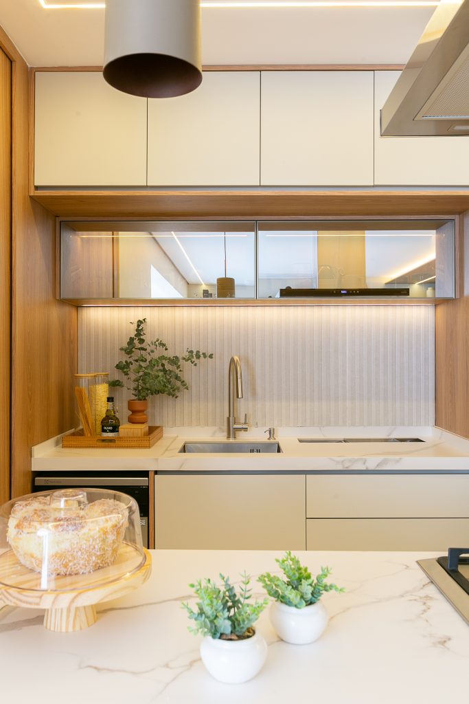 Balcão de Cozinha com Ilha, bancada para lanches rápidos, dispensa, adega e espaço de café.