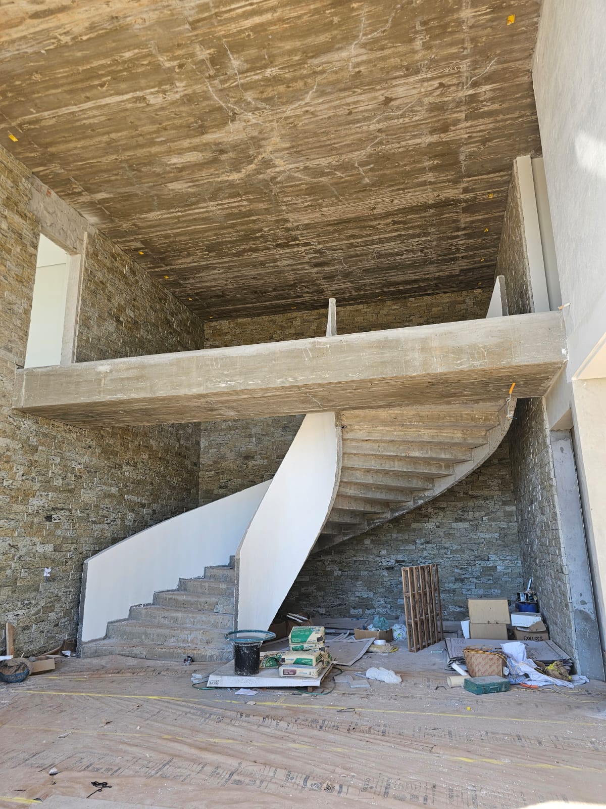 Construção em andamento. Construção de escada caracol.